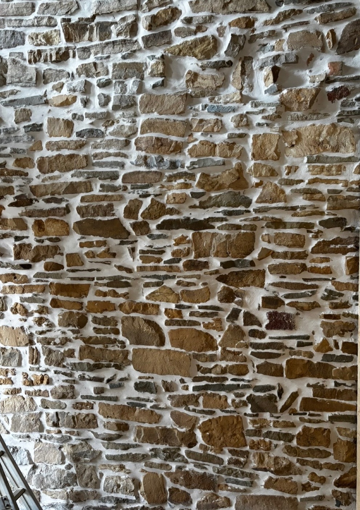 Mur en pierre après rejointoyage : joints refaits au mortier de chaux