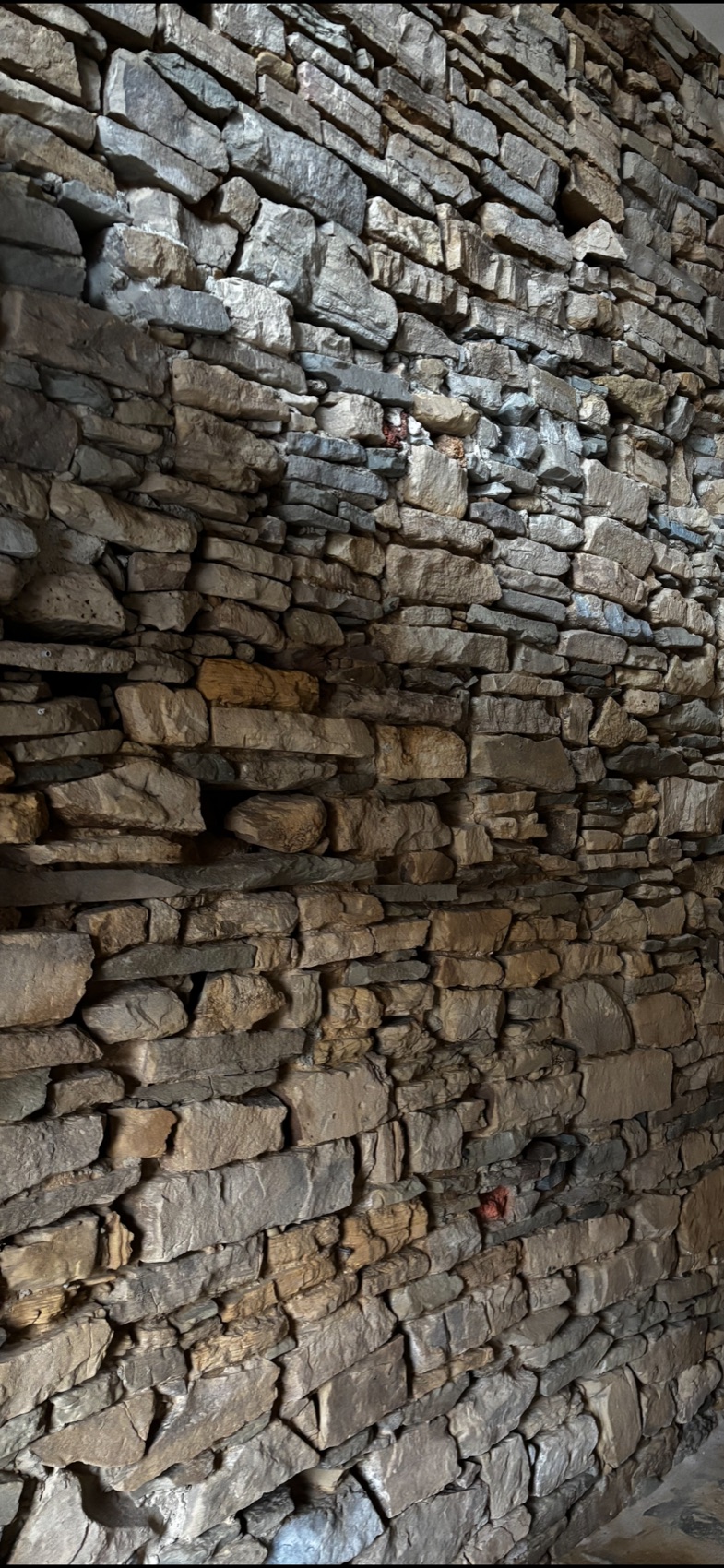 Mur en pierre avant rejointoyage : joints ouverts, maçonnerie à nu
