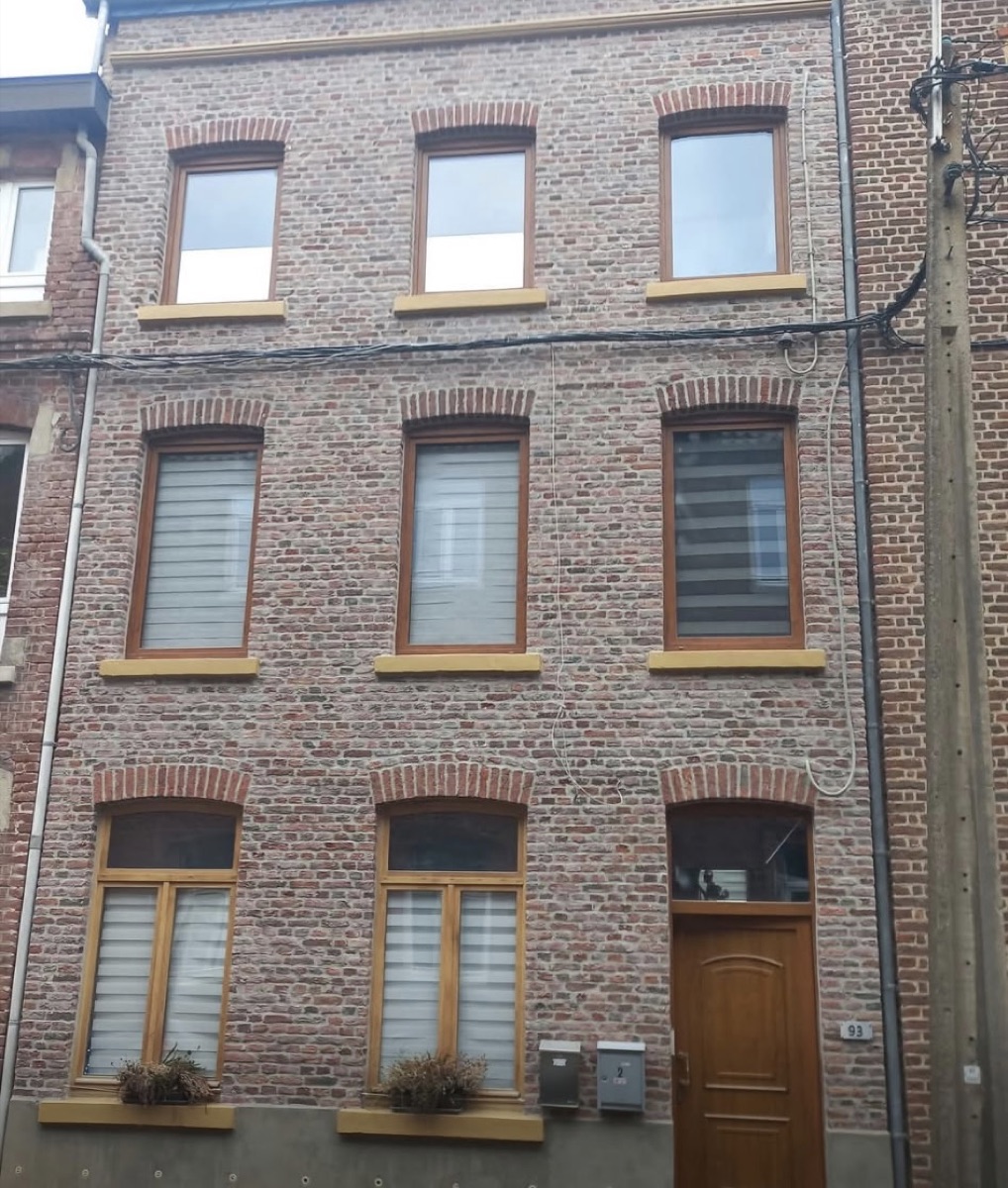 Même maison rejointoyée, brique éclaircie et seuils repeints