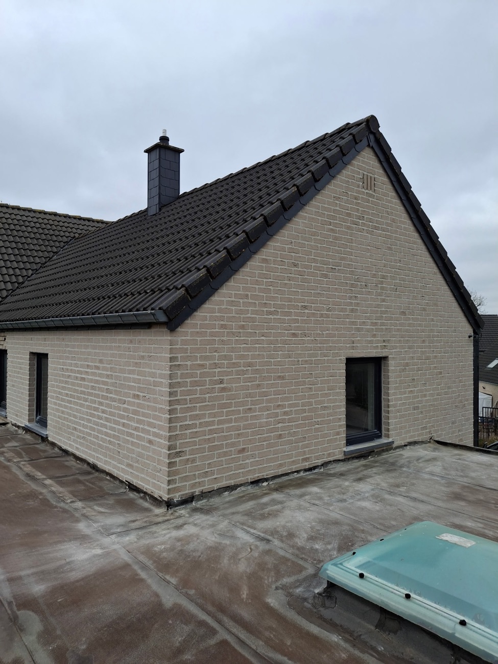 Même pignon, joints terminés et façade nette