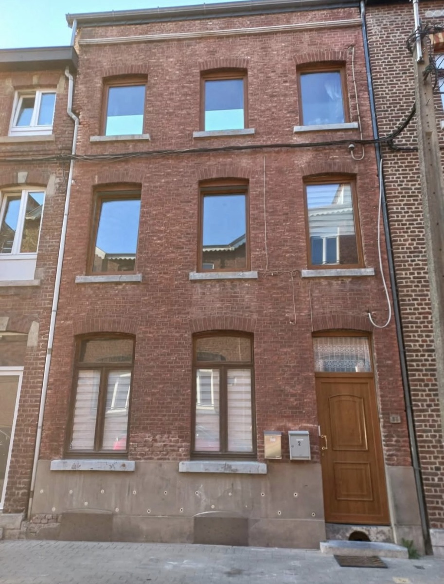 Maison de ville en brique, joints usés et soubassement à reprendre