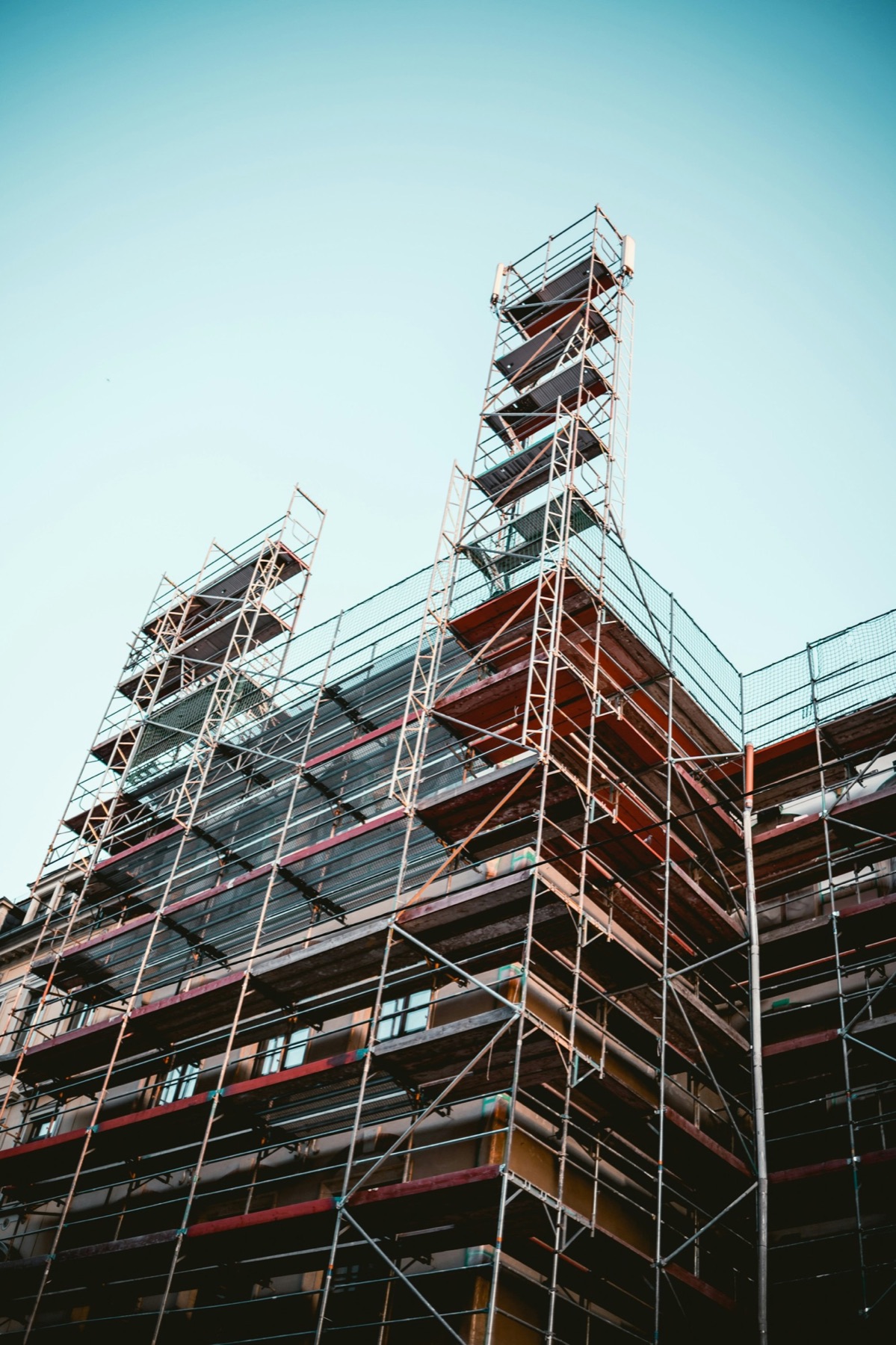 Échafaudage installé sur une façade en rénovation