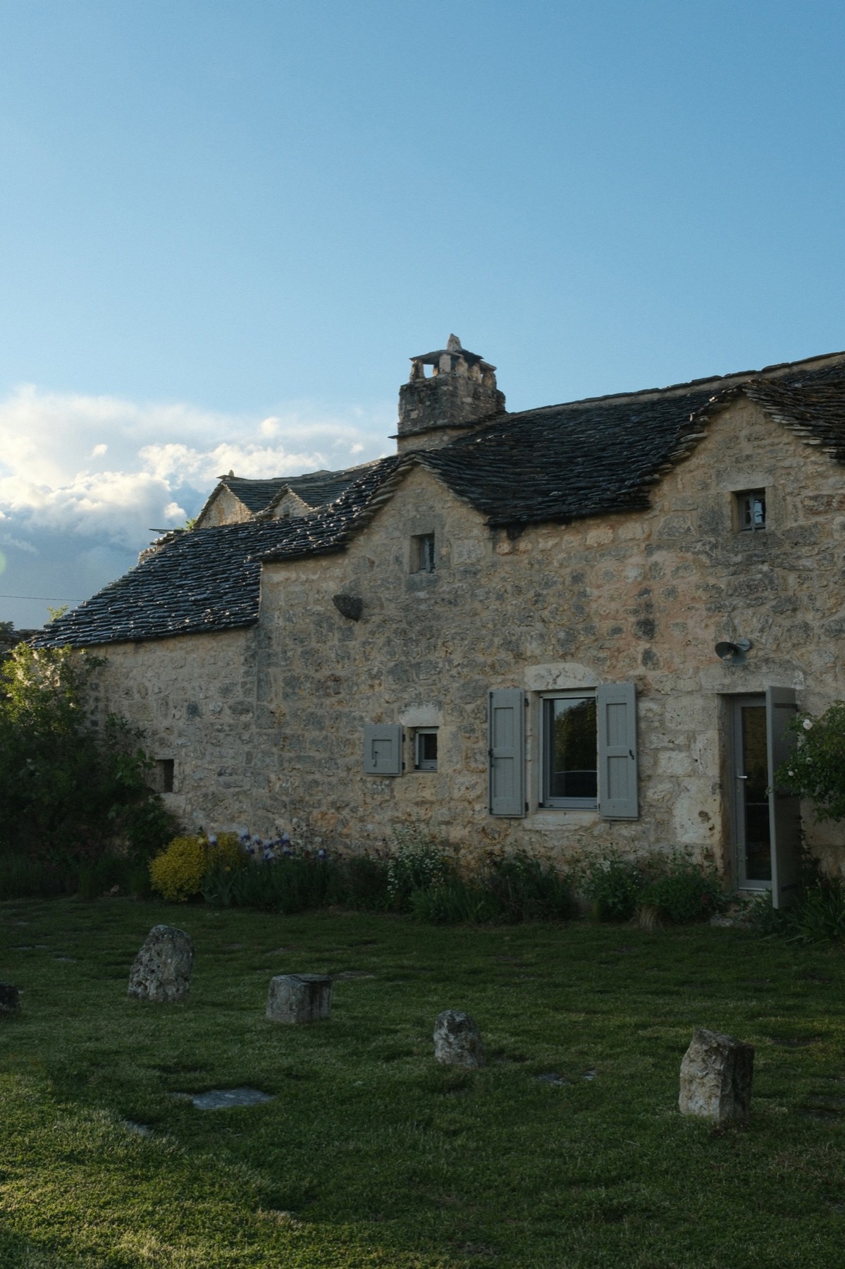 Maison ancienne en pierre, façade et corniche